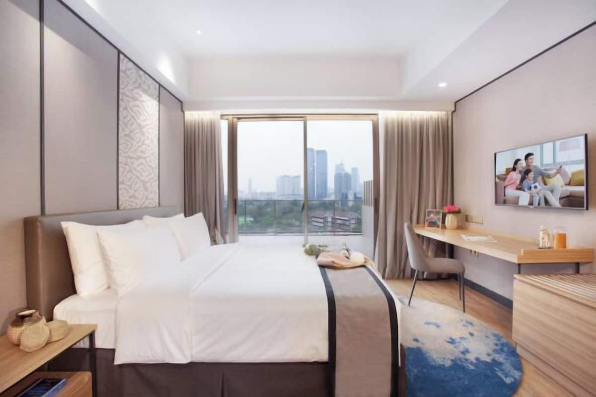 1 bedroom, premium bedding, in-room safe, desk