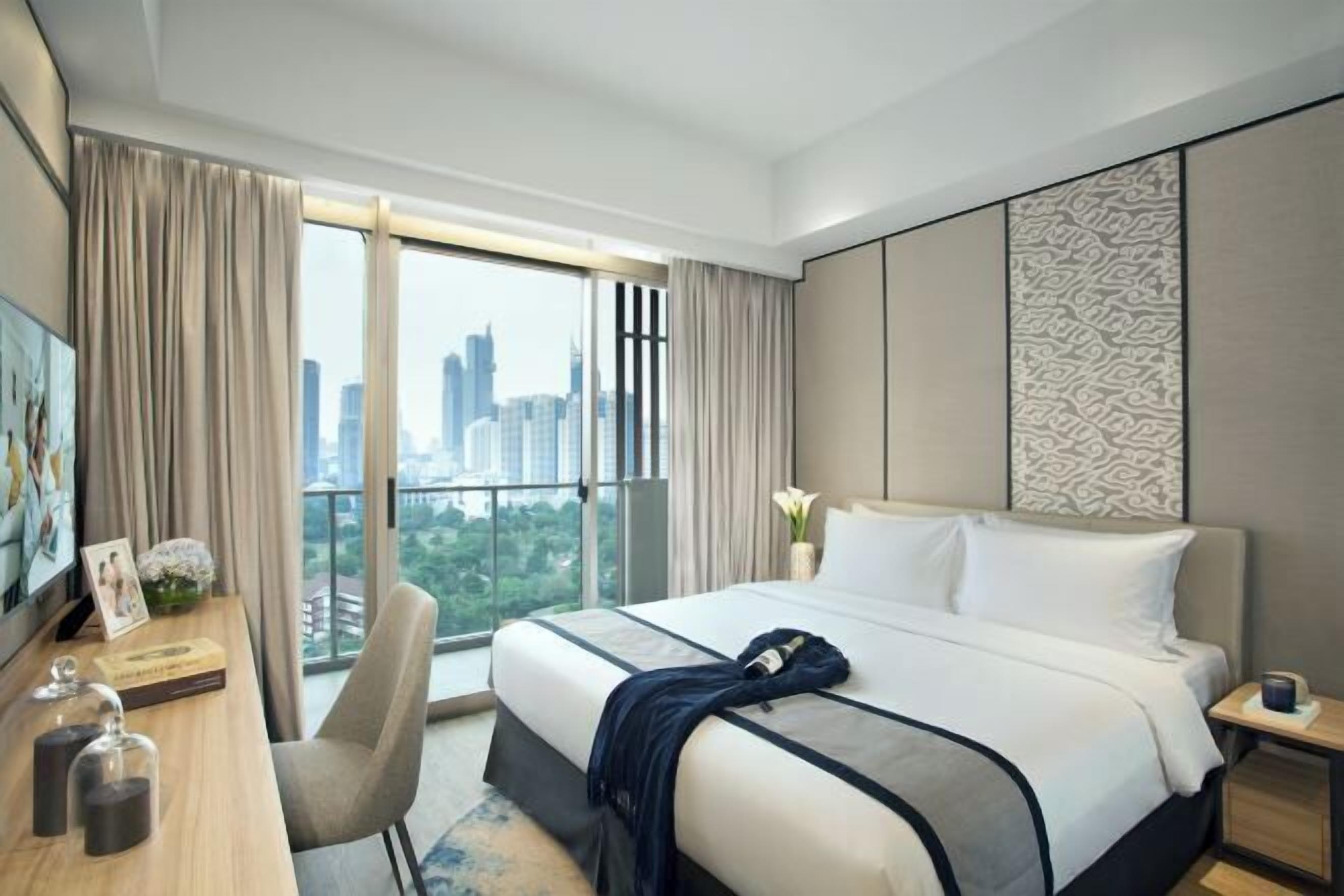 高档床上用品、客房内保险箱、办公桌、笔记本电脑工作区