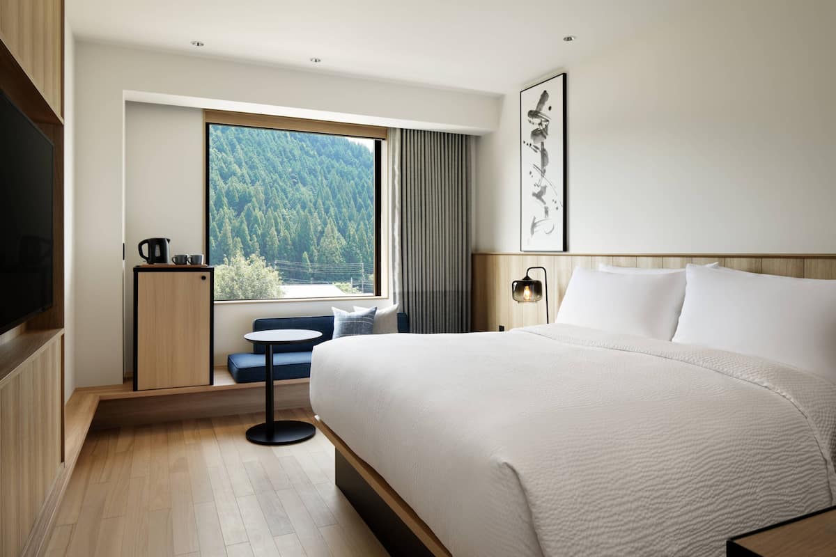 Standardzimmer, 1 King-Bett, Nichtraucher | Daunenbettdecken, Zimmersafe, Schreibtisch, Verdunkelungsvorhänge