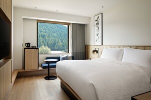 Cubrecamas, caja de seguridad en la habitación y escritorio 