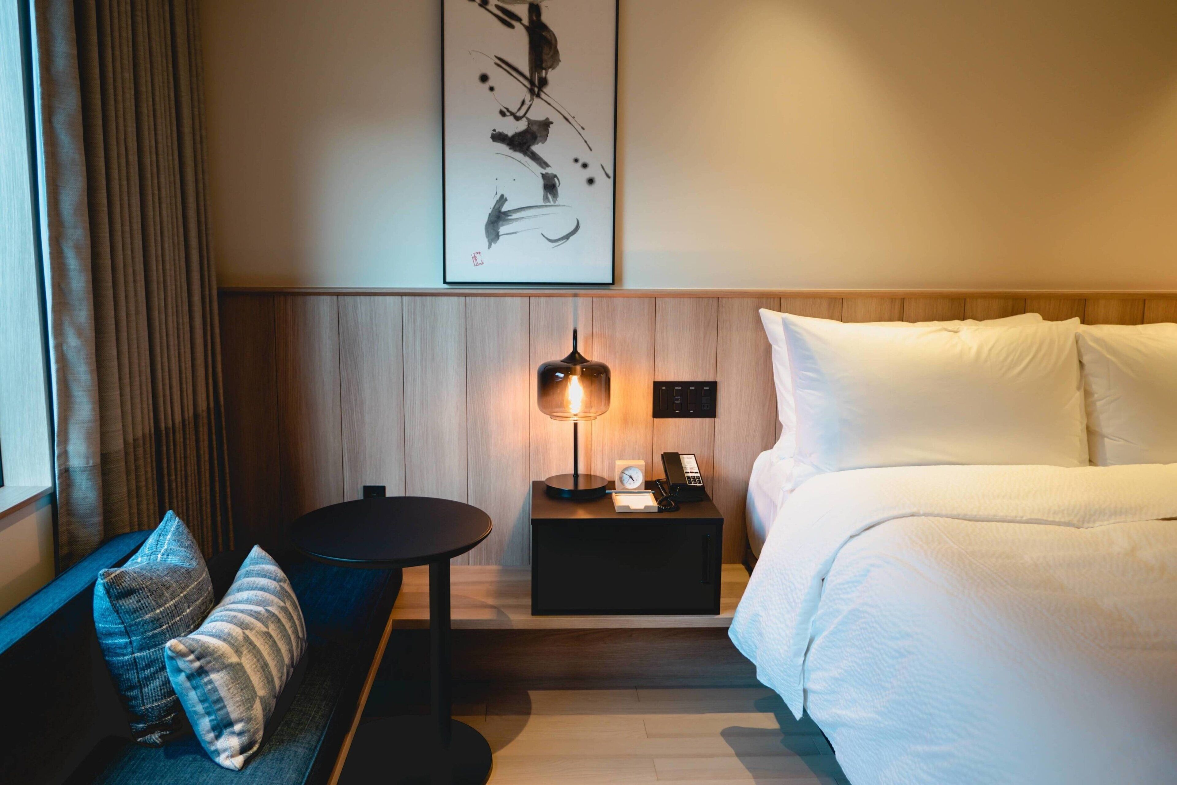 standard room, 1 king bed, non smoking | 1 bedroom, down duvets, in-room safe, desk