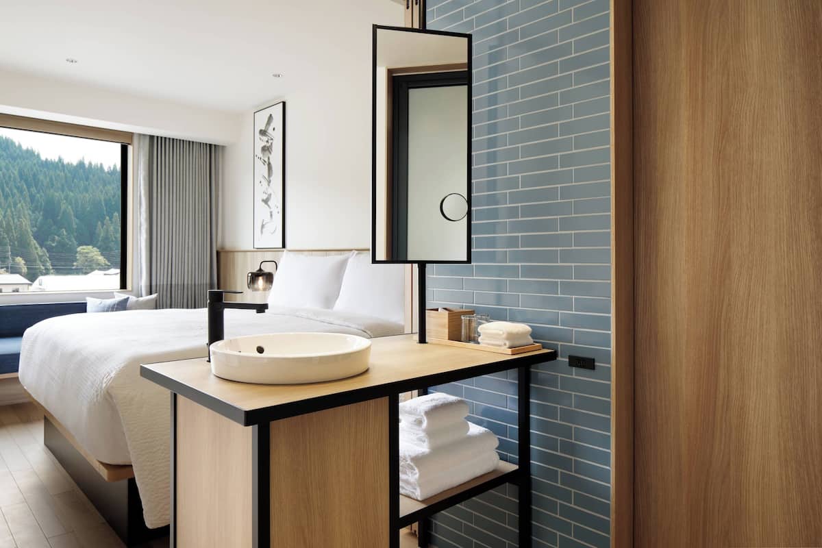 standard room, 1 king bed, non smoking | bathroom | shower, rainfall showerhead, free toiletries, hair dryer