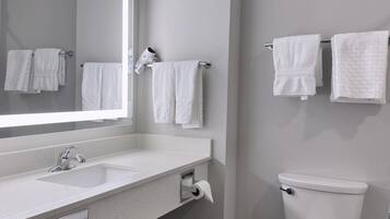 Douche, articles de toilette gratuits, sĂšche-cheveux