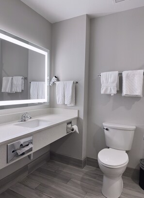 Dusj, toalettartikler (inkludert), hårføner og håndklær