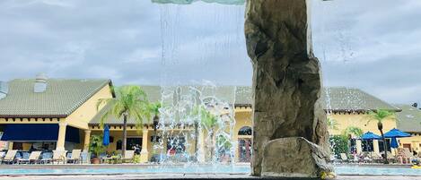 Utomhuspool och uppvärmd pool