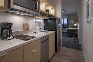 Microwave, oven, stovetop, dishwasher - TownePlace Suites by Marriott Wrentham Plainville (Wrentham)