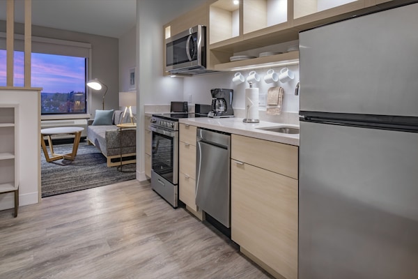 Suíte, 1 quarto | Cozinha privada | Micro-ondas, fogão, cooktop, lava-louças