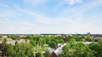 Ein Campus mit mehreren Gebäuden, Grünflächen und einem klaren Himmel.