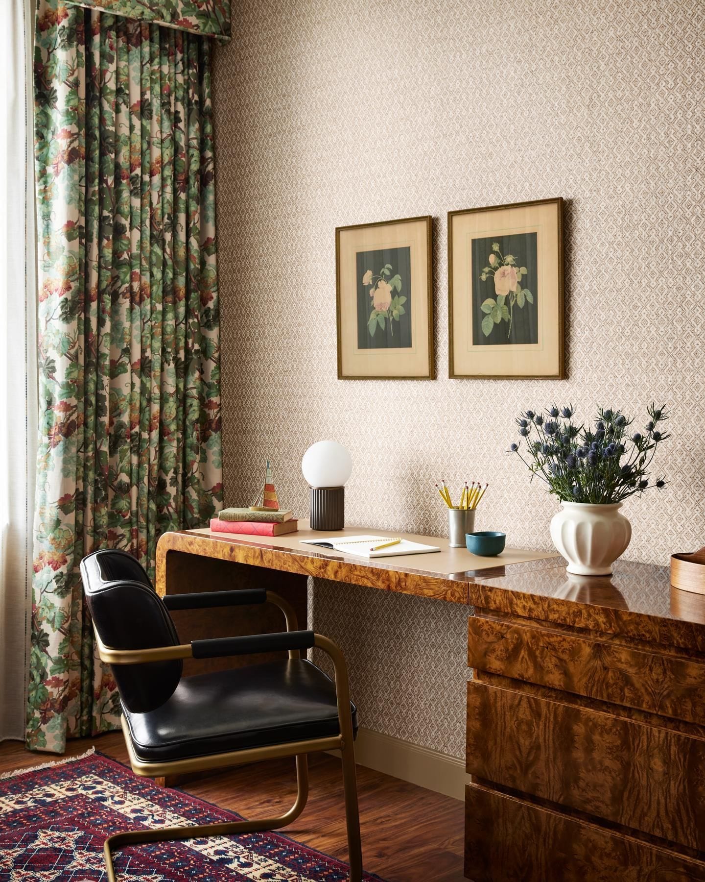 Une pièce comprenant un bureau, une chaise et un tapis à motifs.
