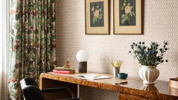 Une pièce comprenant un bureau, une chaise et un tapis à motifs.