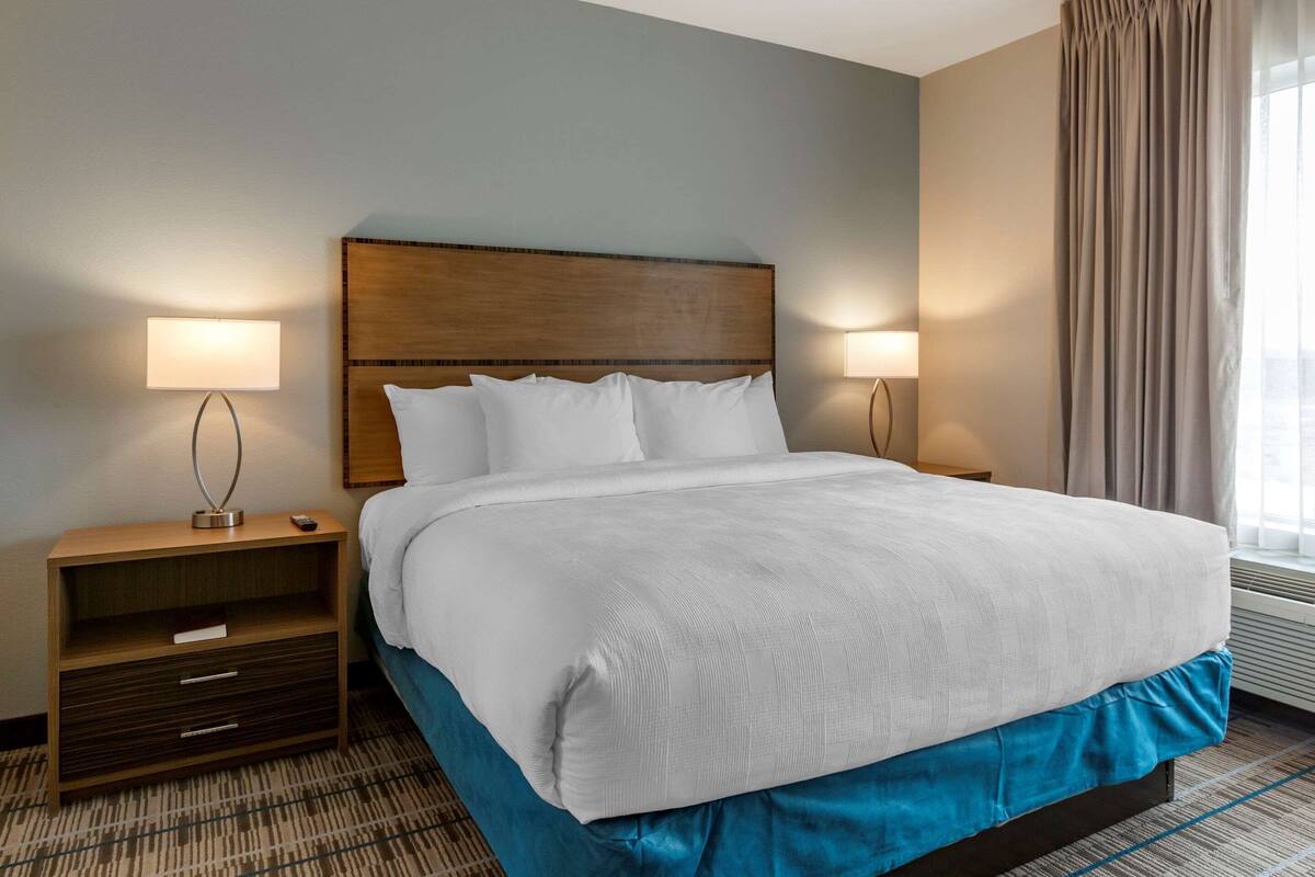 desk, laptop workspace, free wifi, bed sheets