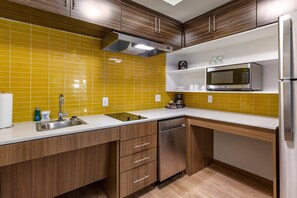 Studio, 2 Tempat Tidur Queen, Bebas Asap Rokok (Efficiency) | Meja kerja, ruang kerja ramah laptop, Wi-Fi gratis, dan seprai linen
