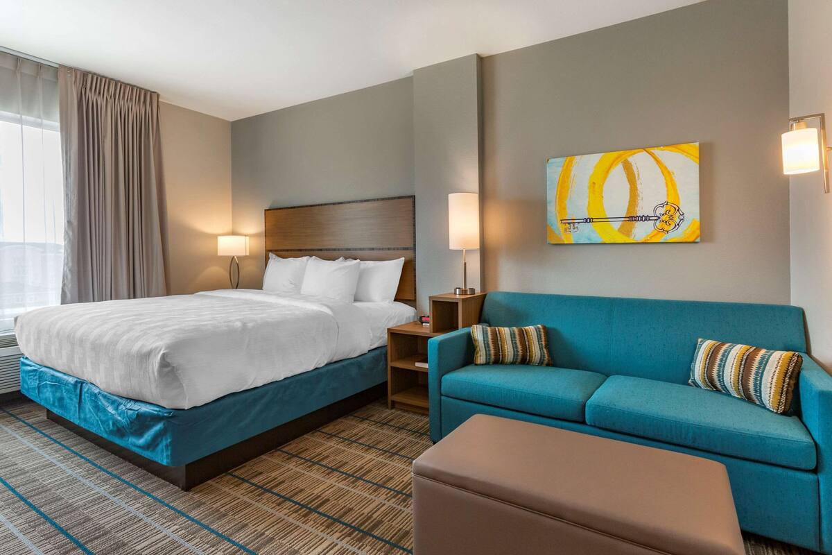 desk, laptop workspace, free wifi, bed sheets