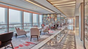 Club Suite, 1 King Bed | Executive lounge