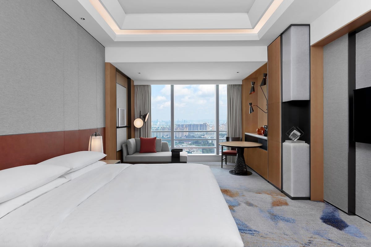 Premier Guest Room, 1 King Beds | Premium bedding, down duvets, minibar, in-room safe
