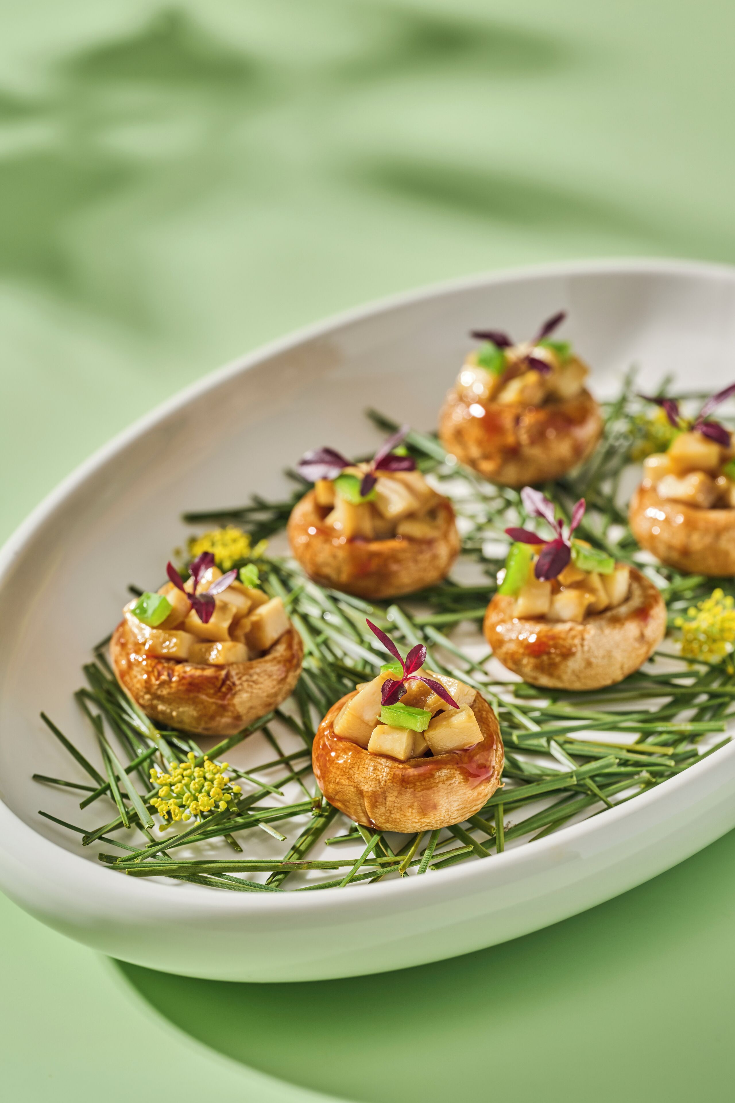 Un plato de aperitivos con una decoración llamativa.