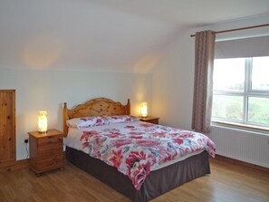 4 bedrooms, iron/ironing board, free WiFi, bed sheets