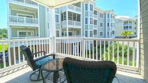 Leilighet, flere senger (NEWLY FURNISHED! Premiere Condo w/ La) | Balkong
