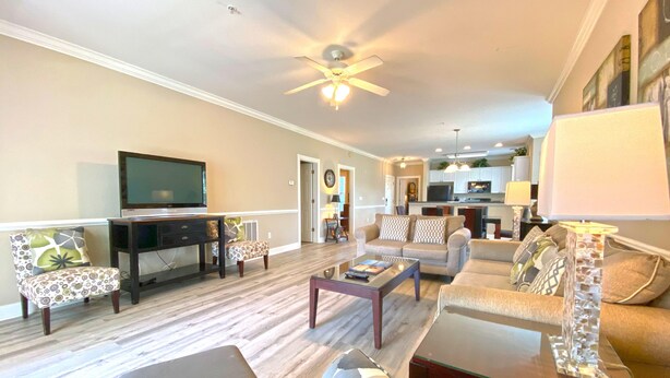 Leilighet, flere senger (NEWLY FURNISHED! Premiere Condo w/ La) | Oppholdsrom