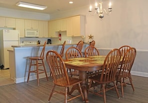 Condo, várias camas (Just an 8 minute drive to the beach..) | Cozinha privada