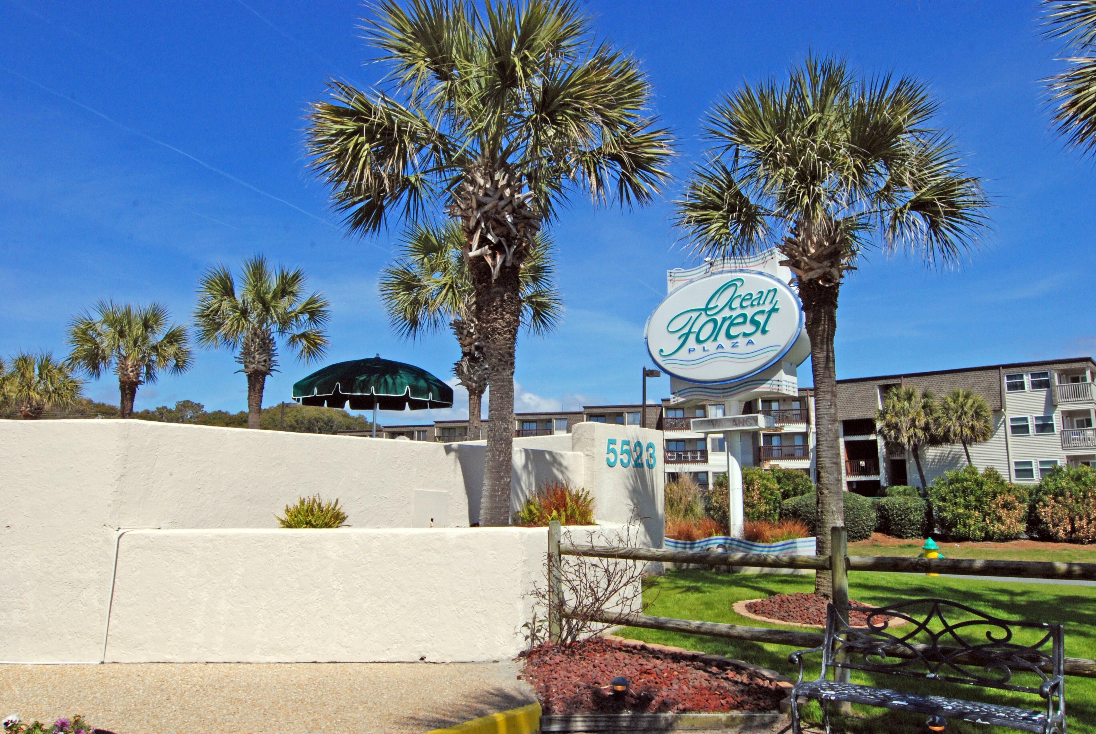 Een hotelschilt met de naam 'Ocean Forest' en nummer 5523.