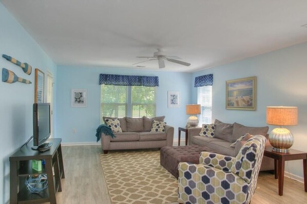 Huoneisto, useita sänkyjä (Beautiful Myrtle Beach Golf Villa nea) | Olohuone