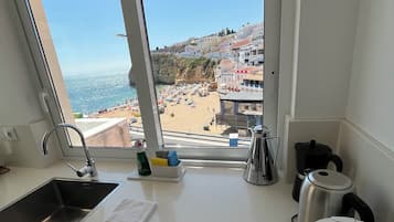 Refrigerador, microondas, horno, placa de cocina