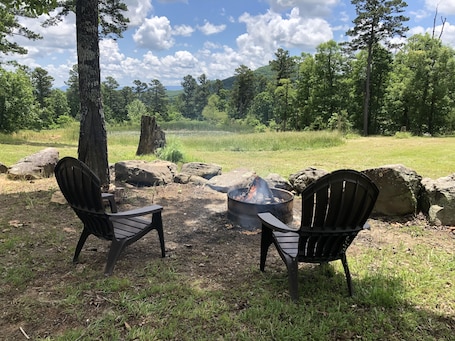 Property grounds. The Cabin at Tall Pine Grove