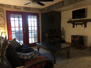 Smart-TV, bøker og stereoanlegg