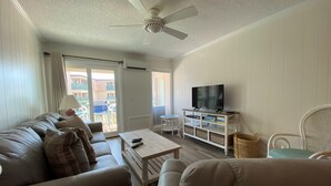 คอนโด, หลายเตียง (Great Views of the Beach! ) | ห้องนั่งเล่น