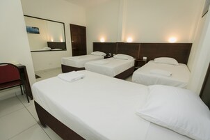 Quarto quádruplo standard | Roupas de cama premium, edredons de pluma, cofres nos quartos