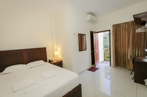 Quarto solteiro standard | Roupas de cama premium, edredons de pluma, cofres nos quartos