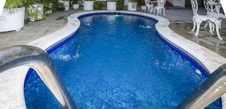Una piscina al aire libre. Hotel Mediterraneo Inn