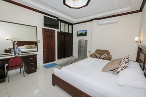 Deluxe Studio Suite | Premium bedding, down comforters, in-room safe, iron/ironing board