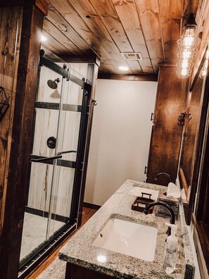 Een douche, een haardroger, handdoeken