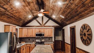 Kjøleskap, mikrobølgeovn, ovn og kokeplater