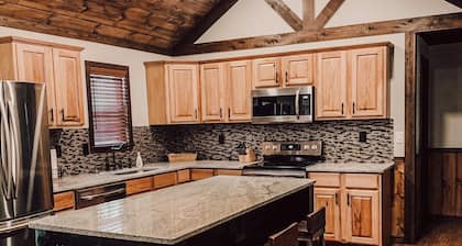 The Rustic Gem!! 3 Bedroom/2 Bath House