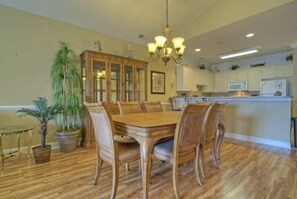 شقة - عدة أسرّة (Just an 8 Minute Drive to Myrtle Beac) | مطبخ خاص