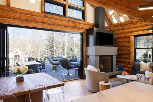 Luxury House Downtown CB with Hot Tub