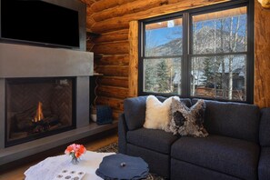 Flat-screen TV, fireplace, offices, printers - Downtown Luxury Retreat with Hot Tub - Walk Everywhere (Crested Butte)