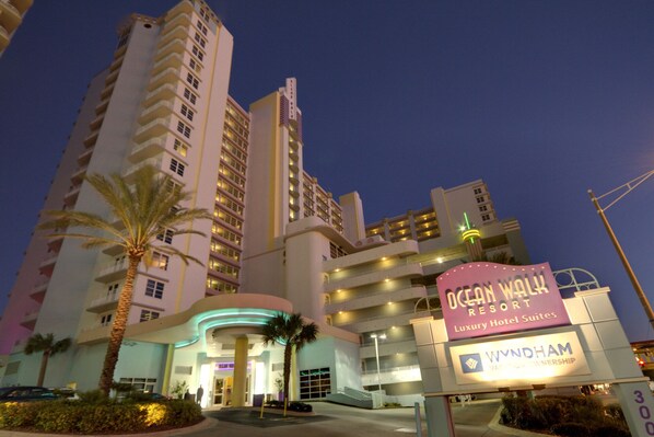 Resort Oceanwalk con un letrero que indica Suites de Hotel de Lujo.