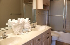 Apartamento, varias camas (Luxurious Golf Villa Near Broadway at) | Baño