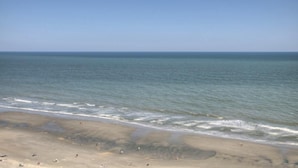 A beach with a clear view of the ocean and a sandy shoreline. - Comfortable/spacious Villa at Kingston Plantation (Myrtle Beach)