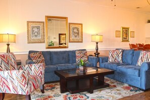 Huoneisto, useita sänkyjä (Great Views of the Pool and Grilling ) | Olohuone