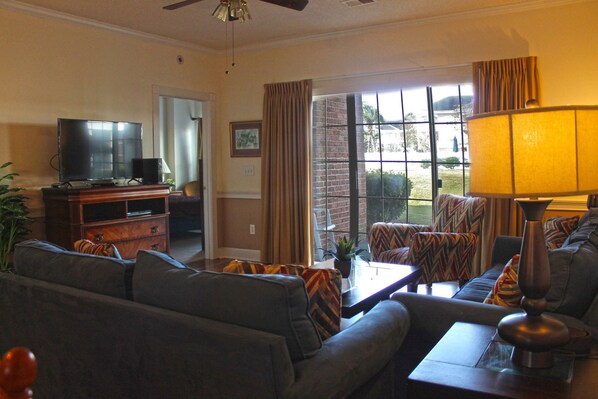 Huoneisto, useita sänkyjä (Great Views of the Pool and Grilling ) | Olohuone