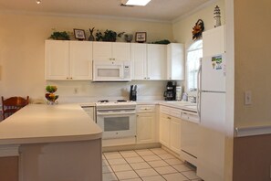 Huoneisto, useita sänkyjä (Great Views of the Pool and Grilling ) | Yksityinen keittiö