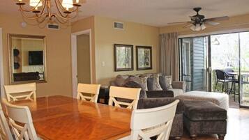 Condo, nhiều giường (Spacious Villa Steps from Beach at Ki) | Phòng khách