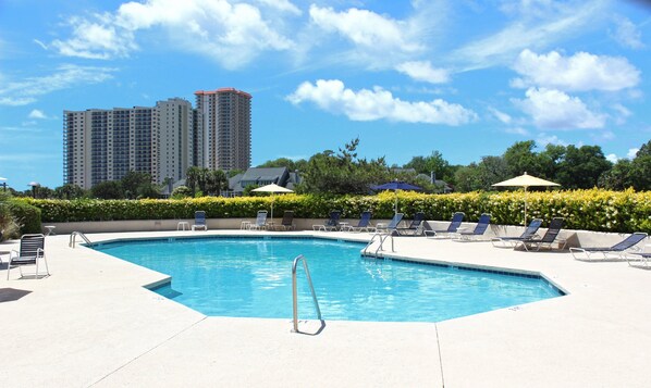 Huoneisto, useita sänkyjä (Spacious Villa Steps from Beach at Ki) | Uima-allas | Ulkouima-allas