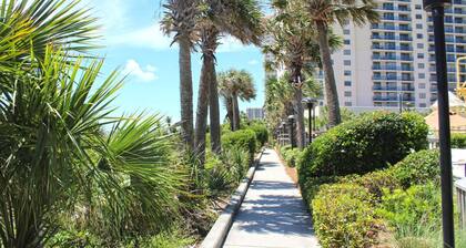 Spacious Villa Steps From Beach at Kingston!