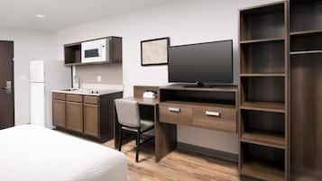 Queen Suite | Individually decorated, individually furnished, desk, laptop workspace